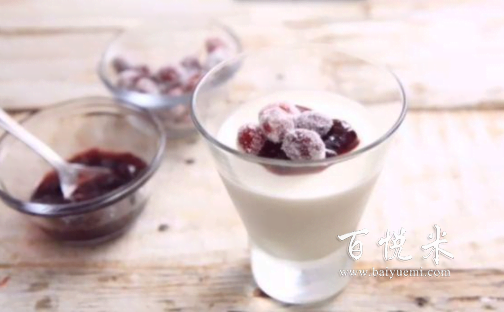 用香檳也能做烘焙，兼顧酒香和果香的小甜點(diǎn)，香檳果味奶凍